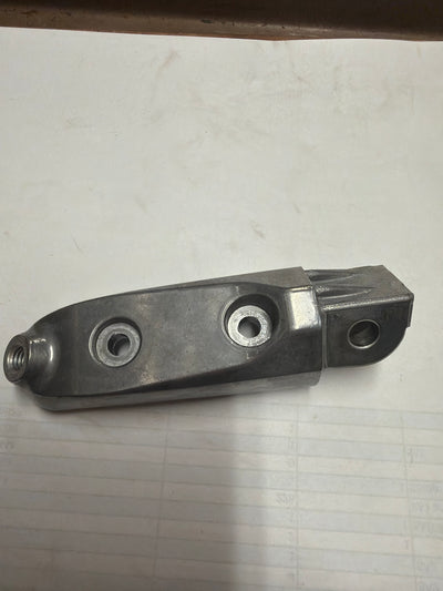 2B006170 rh footpeg