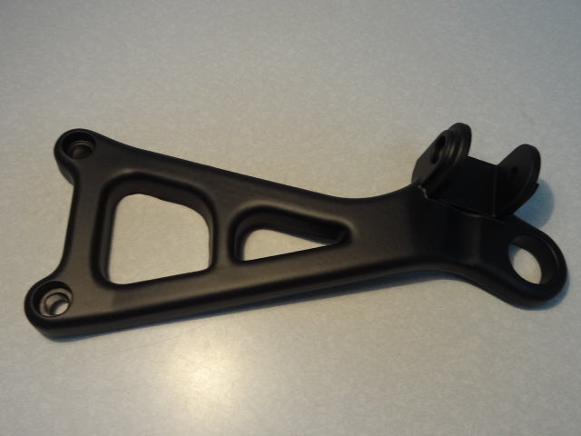 BRACKET RH BLACK (#01444640)