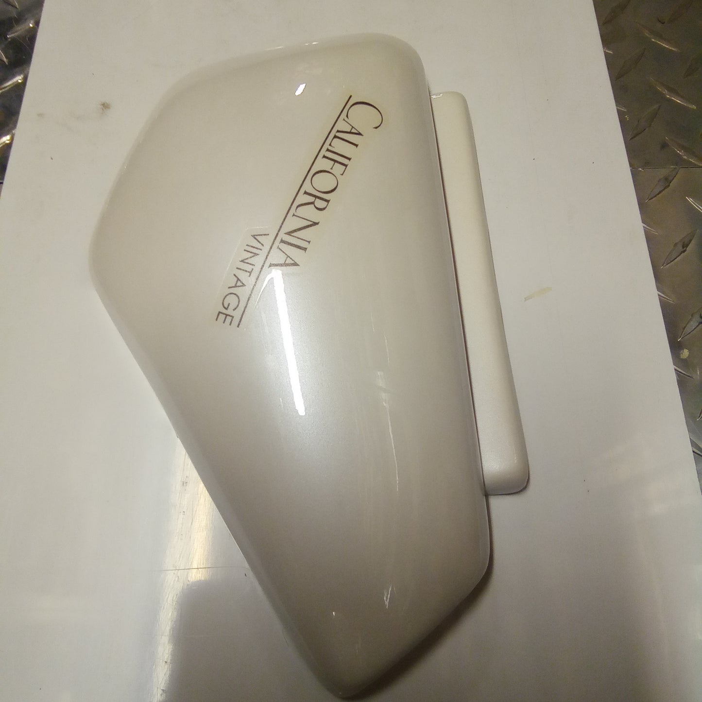 RH side cover WHITE (#883164)