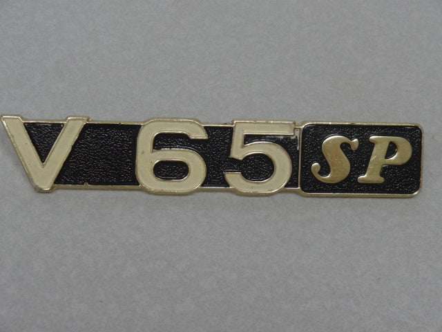 V65SP BADGE (#19922065)