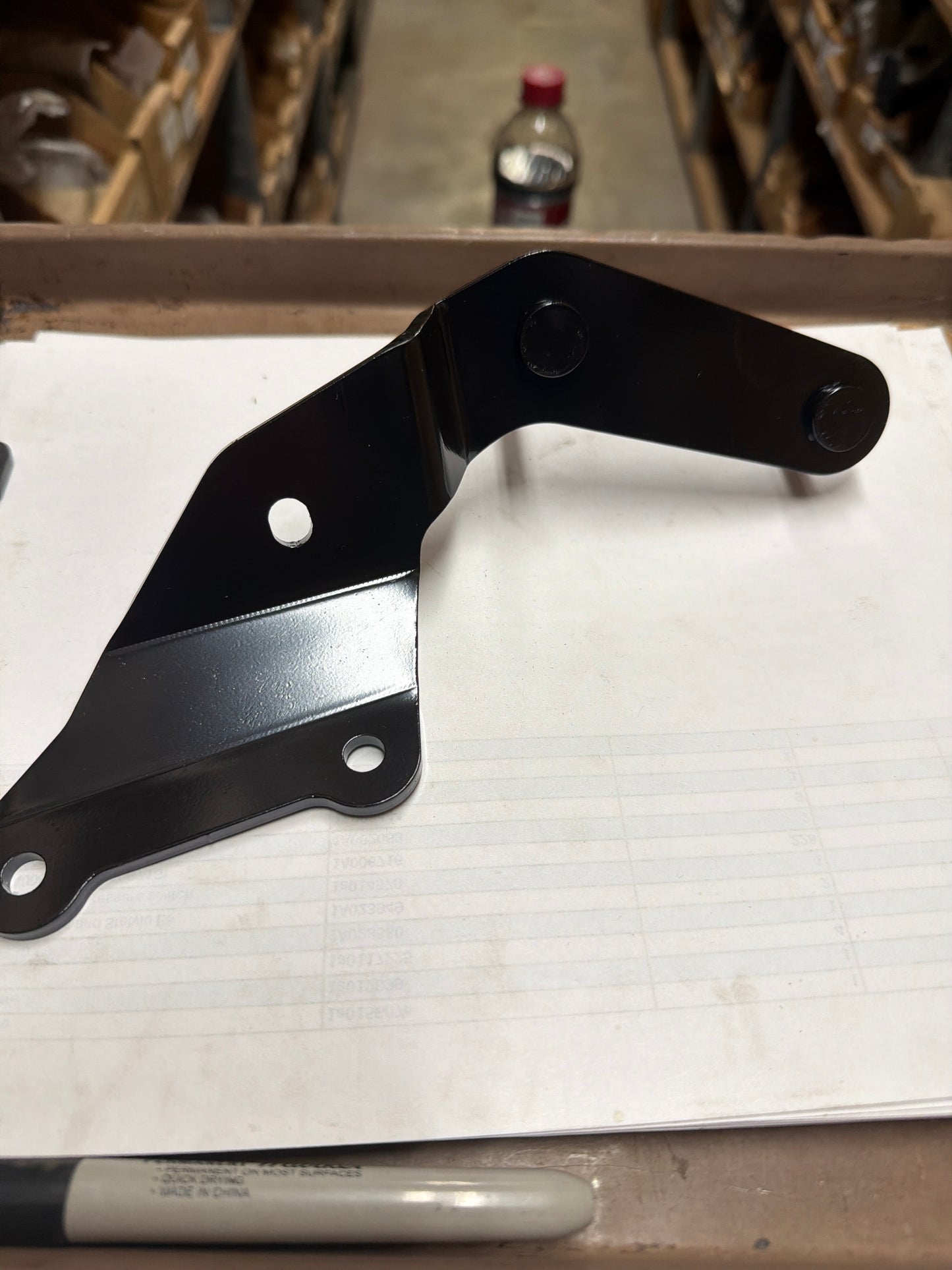 RIGHT MUFFLER SUPPORT BRACKET WITH I.P. (#2B002533)