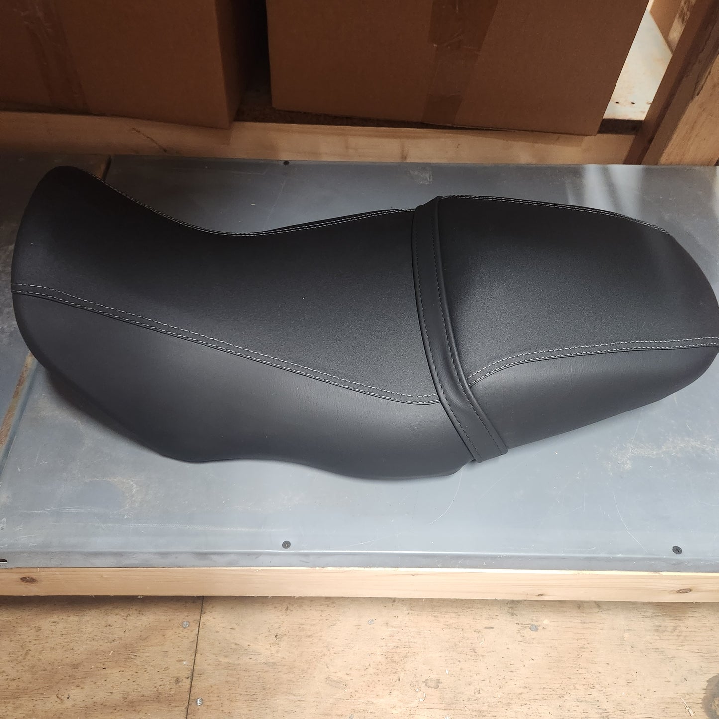 Saddle, black (#887976)